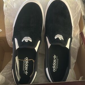 NWTs Adidas suede skateboard shoes withh original ghost logo